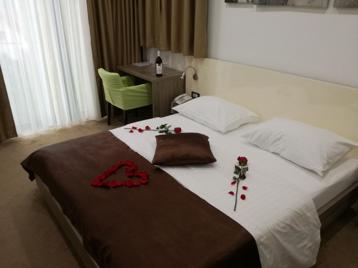  VALENTINES DAY IN THE HOTEL NATIONAL - RESERVATION OF A ROOM FOR 14.02. EVERY ROOM GETS SURPRISE GIFT